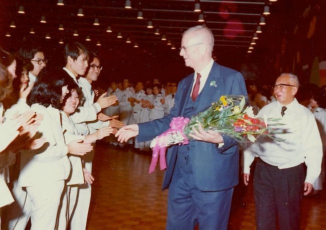 photo of Dr. Deming shaking hands with workers at Ricoh